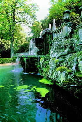 Bagnaia - a play of water in Villa Lante, welcome coolness in the heat of the summer - Credit - De Agostini Picture Library