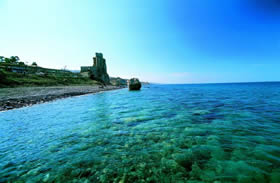 Calabria, Roseto Capo Spulico - the 13th- century Swabian castle, an evocative backdrop for the lucky bathers of today - Credit - De Agostini Picture Library