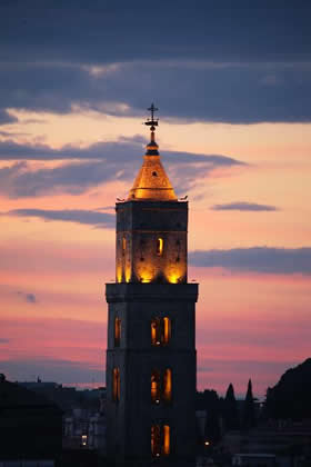 Magic lights on the church bell tower of the cathedral  of Matera - Credit - APT Basilicata