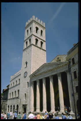 Municipality's  square with the facade of Minerva's temple - Credit - APT Umbria