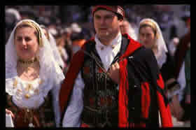 couple dressed in traditional sardinian costume - Credit - Foto ESIT